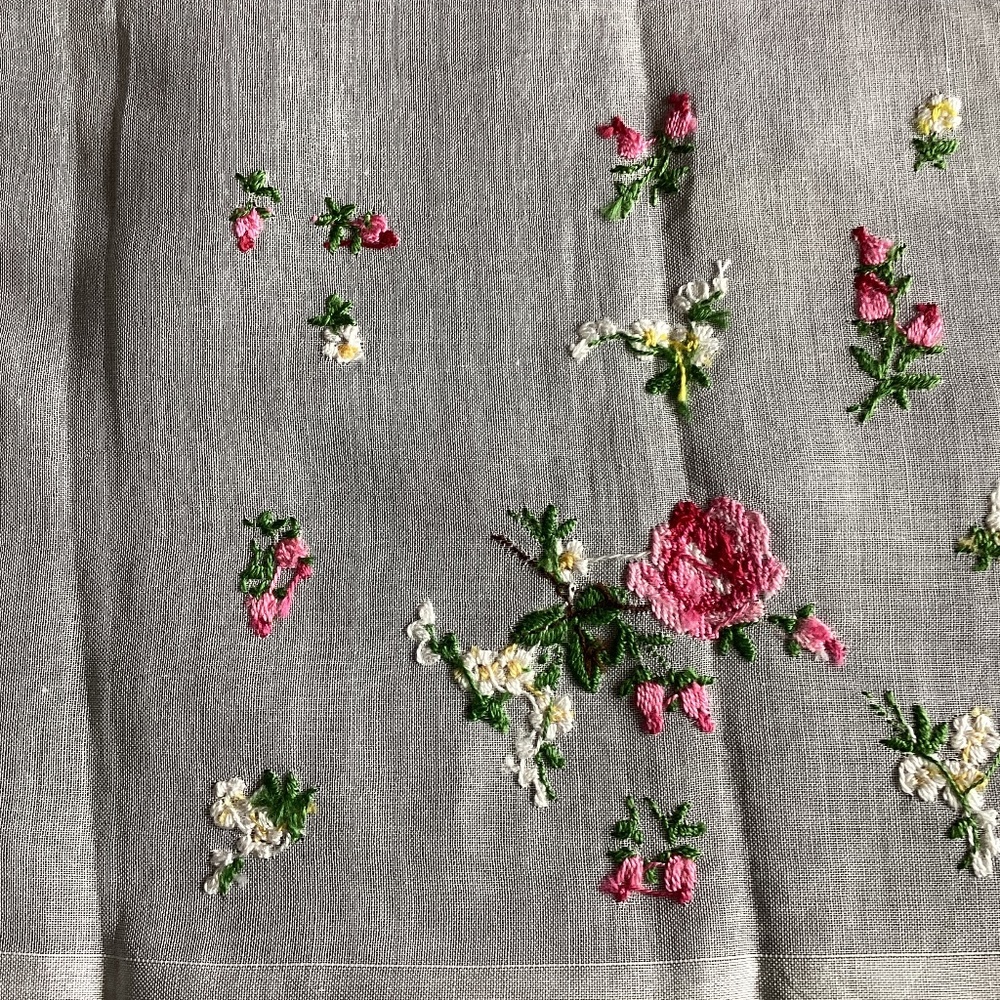 VTG Desco  White Handkerchief   w/Satin Stitch Pink Roses White Daisies  14x14